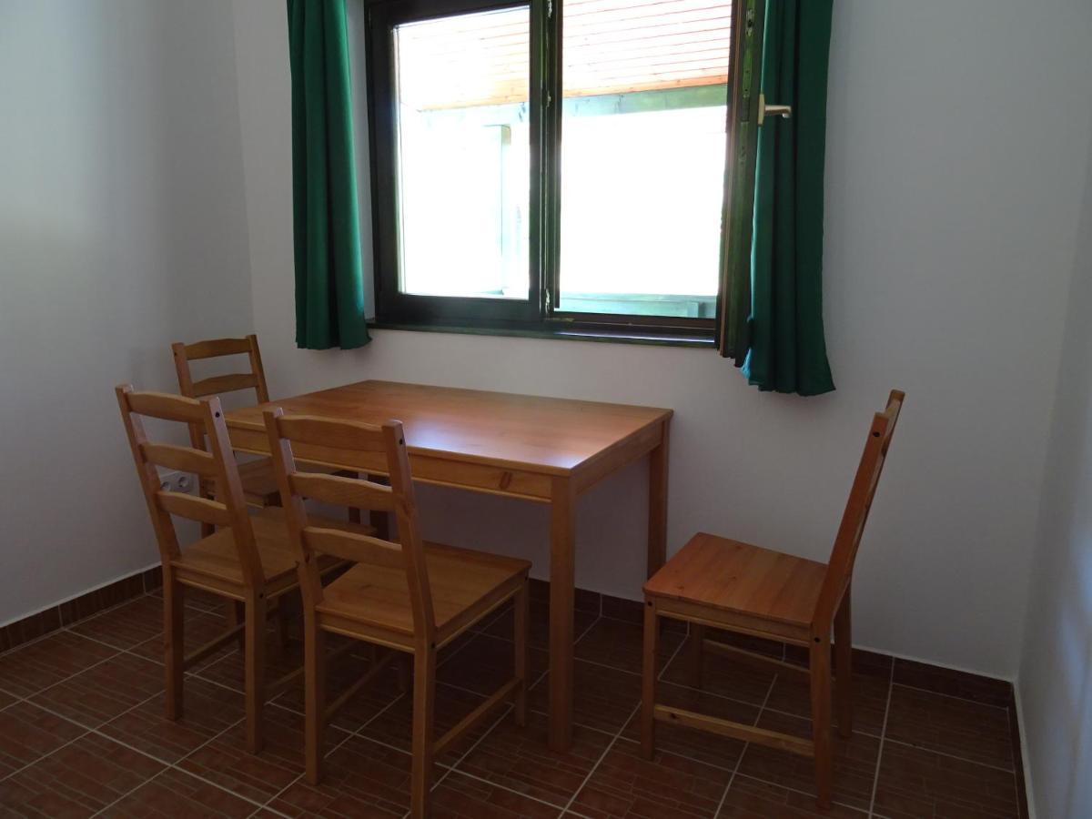 Kisrejtek Apartmanhaz Lispeszentadorjan Экстерьер фото