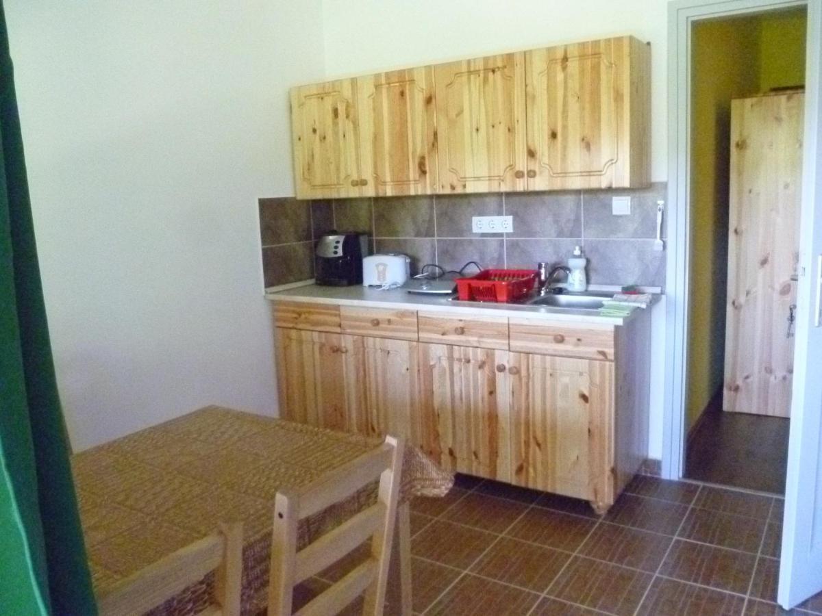 Kisrejtek Apartmanhaz Lispeszentadorjan Экстерьер фото